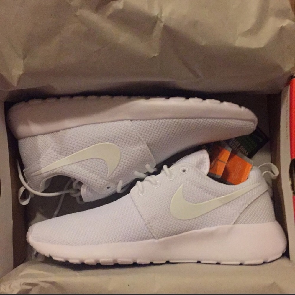 White women’s nike one roshe